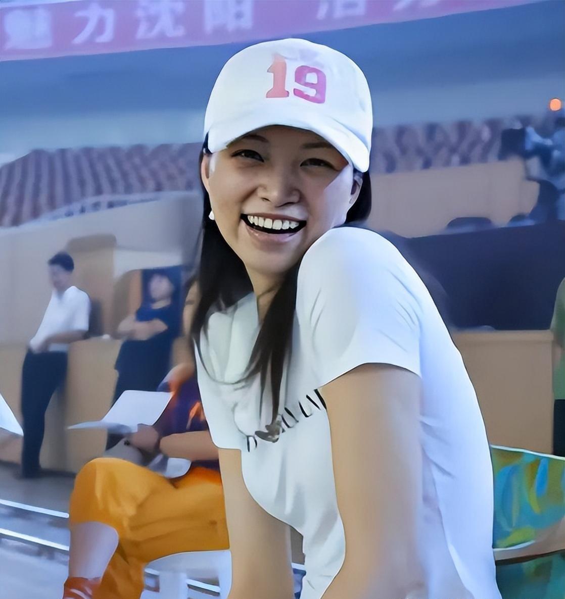 “央视一姐”到“查无此人”，49岁的董卿，终于落到今天这一下场