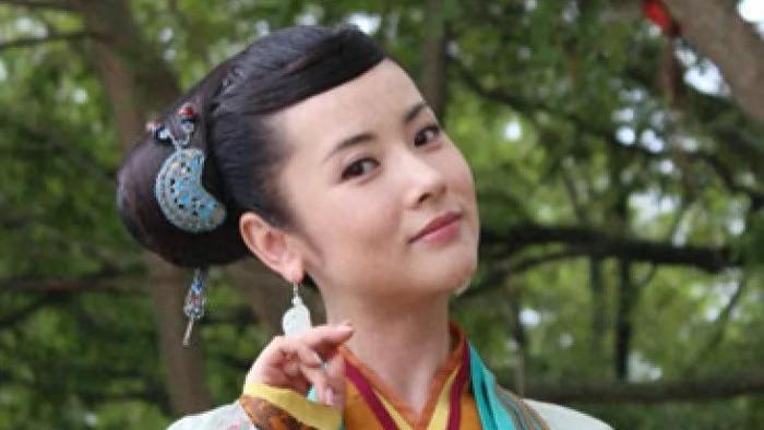 她41不顾反对嫁了穷丑男，43岁被夫夺财失子，今终于苦尽甘来