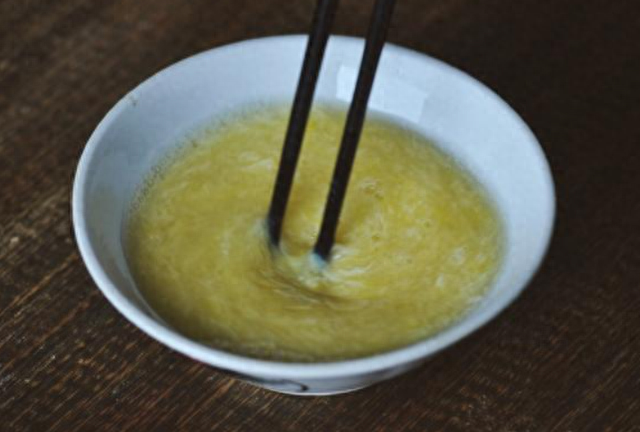 “开水冲鸡蛋”滴香油，坚持喝，身体会怎样？消化科主任为你讲解