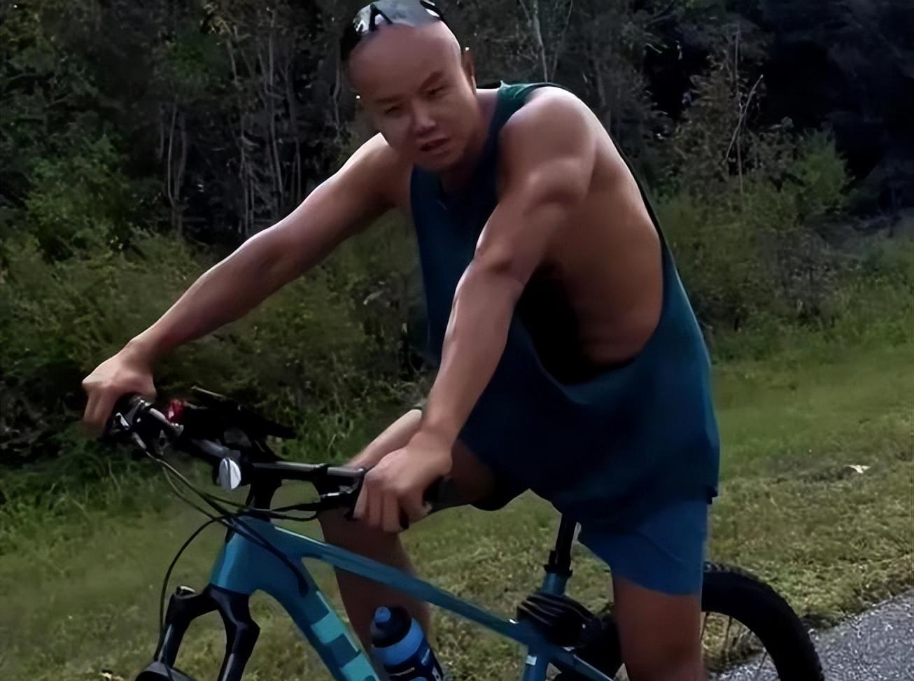 易烊千玺|陶红去世后,乐嘉携10岁女儿旅游,父女俩同床睡,贴身搂抱、亲吻