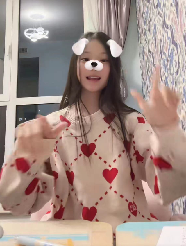 贾云馨|甜馨期盼爸妈复婚，开通小号提到李小璐贾乃亮，此前曾晒三口合影