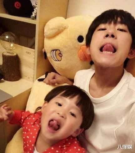 易烊千玺弟弟近照曝光,登台走秀颜值服装引争议,眉眼很像哥哥