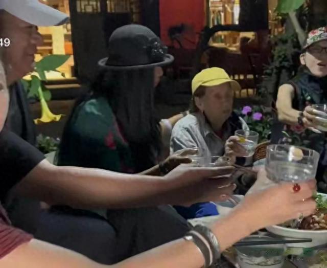 64岁杨丽萍:回老家大摆家宴!为母亲庆生兴奋对饮全家长得很像