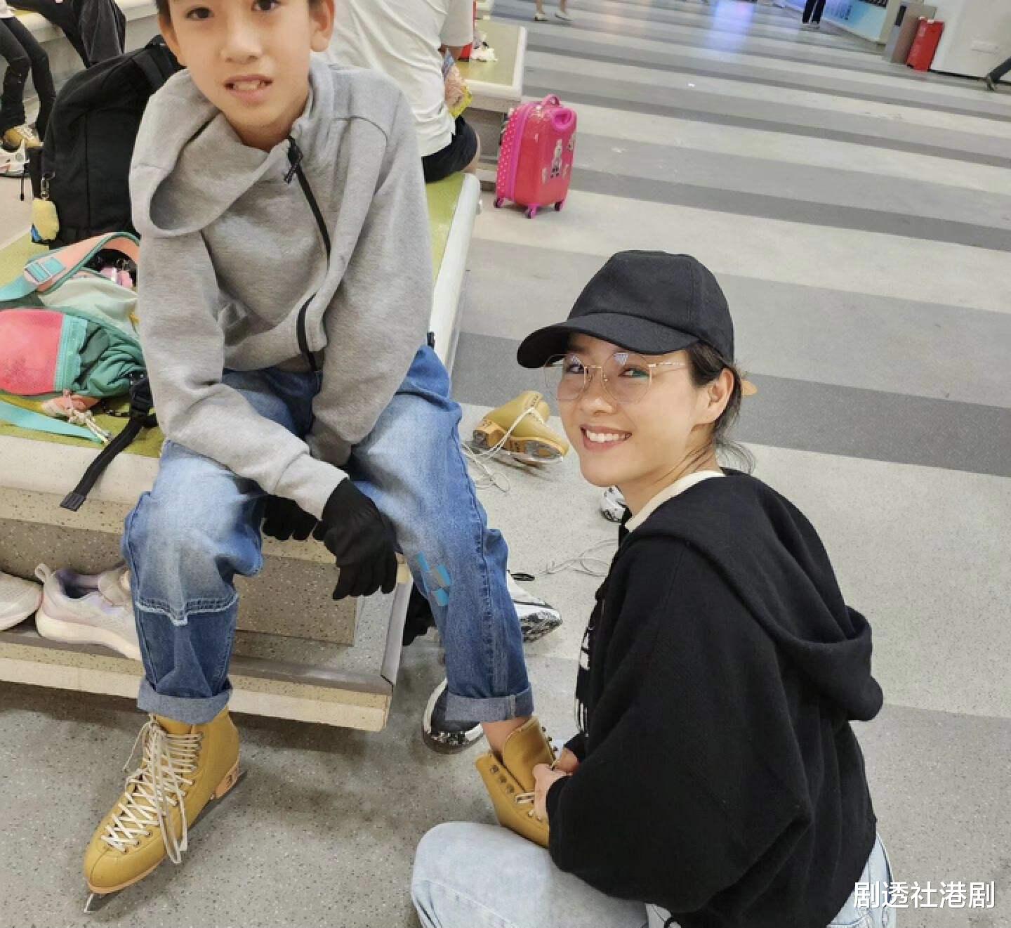 TVB视帝北上拍剧,家人惊喜探班,妻子素颜现身溜冰场太吸睛