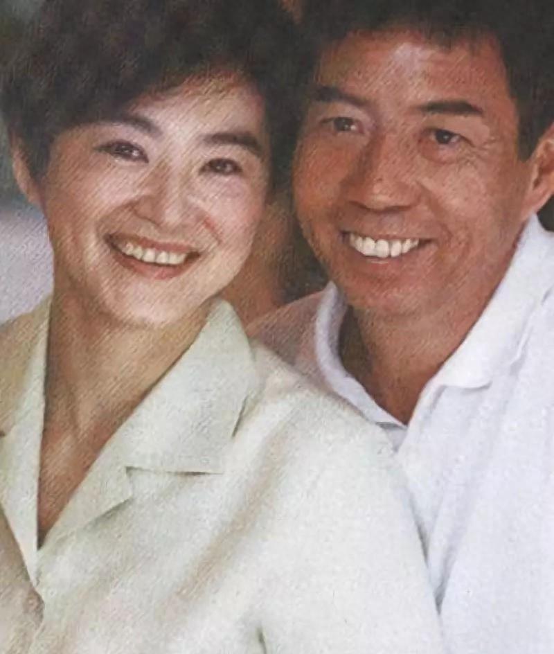 被丑男“糟蹋”的6位女明星，个个如花似玉，却鲜花插在牛粪上