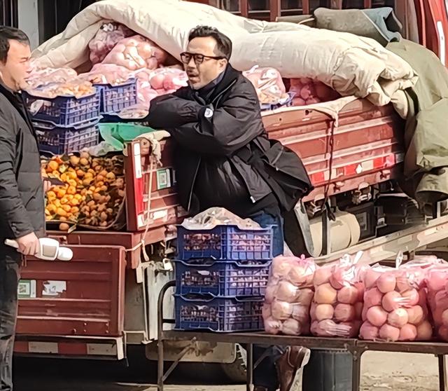 汪涵|汪涵在郑州街头卖水果被偶遇,生意惨淡无人问津,靠卖艺吸引顾客