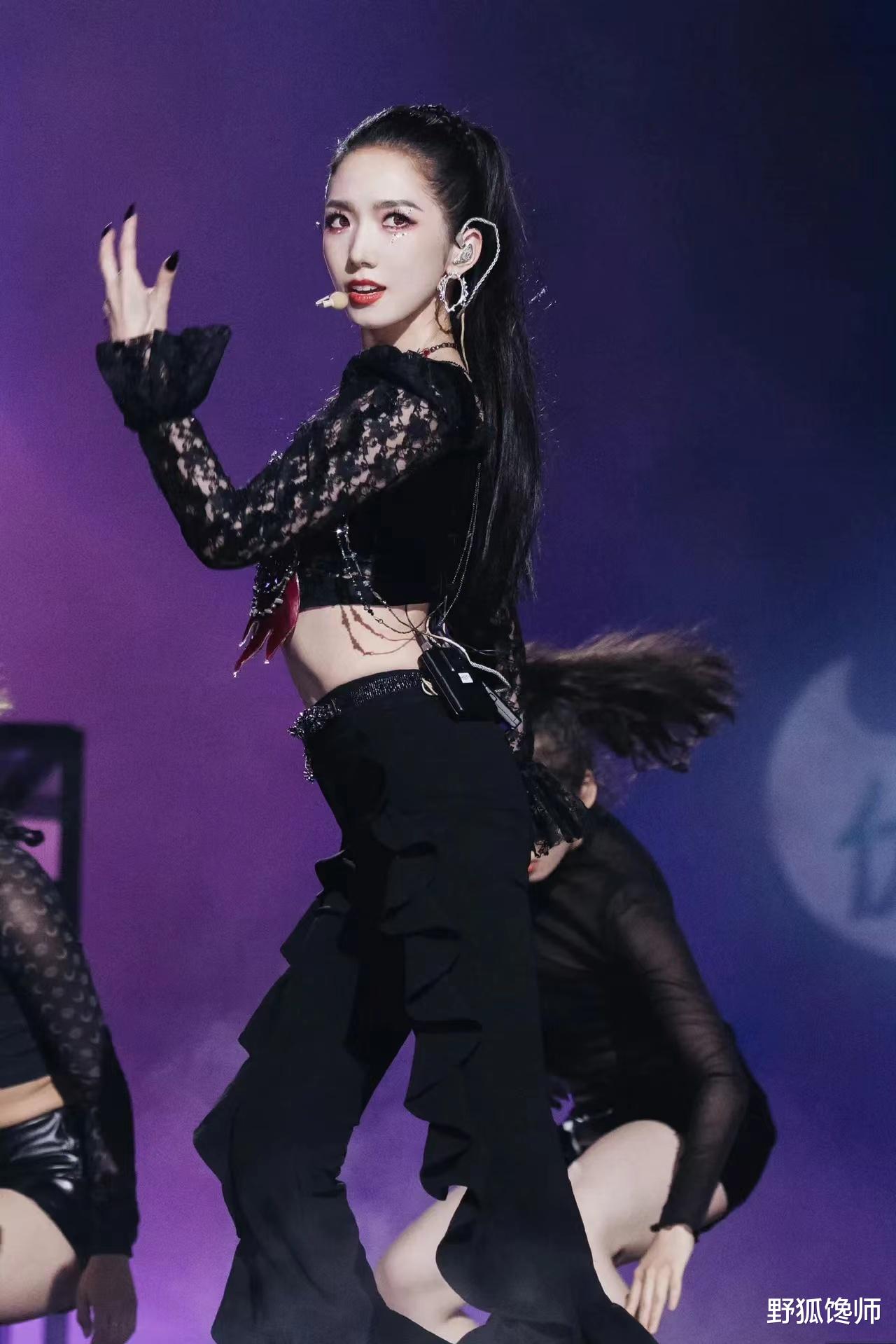 孟美岐10分钟舞台表演，像王者又美又飒，给嘲讽她的人予以反击。