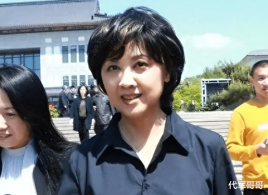 “女儿国国王”朱琳:与二婚老公丁克16年,如今71岁身材苗条风韵犹存