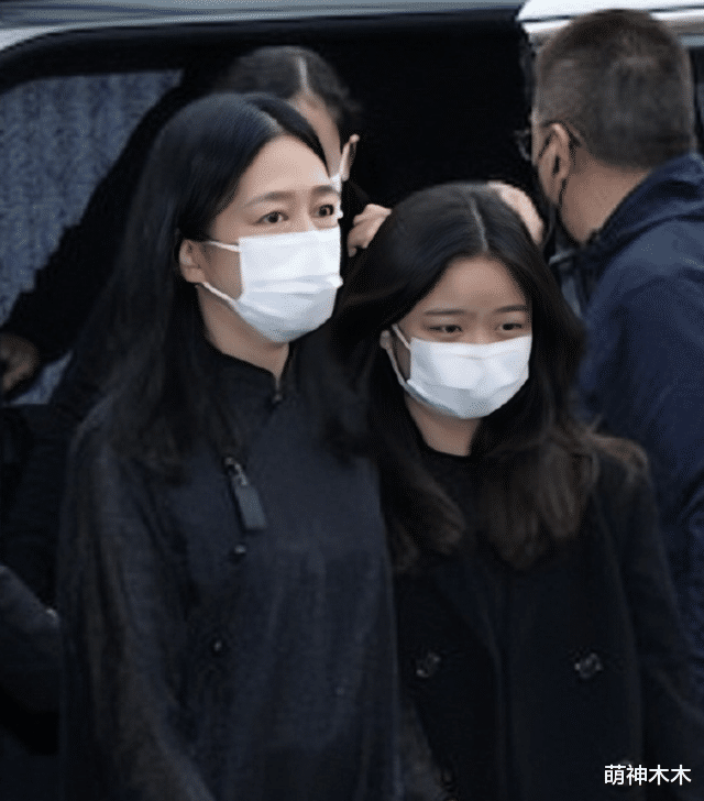 刘德华女儿首次露面引围观,葬礼露笑还画眉,被质疑11岁打扮成熟