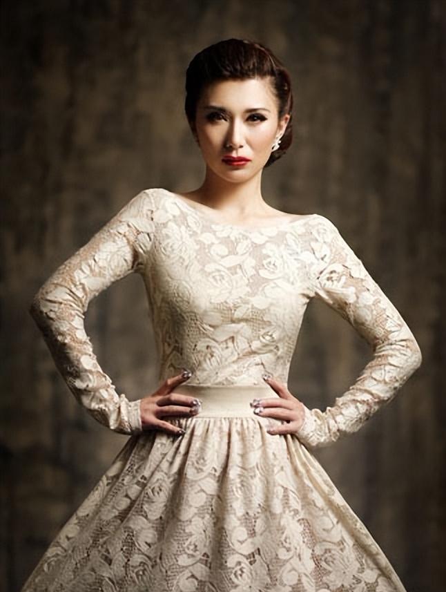 事实证明,54岁移居美国的吴秀波,已经变成了“肥胖油腻男”