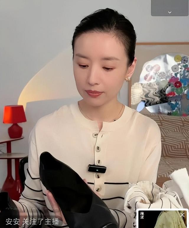 这一次,董洁的体面被“周迅”撕了个粉碎