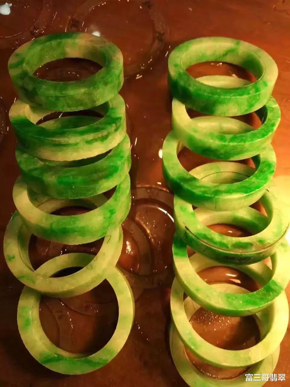 翡翠|18万拿下一块半赌料,掏出14只阳绿飘花手镯,货主乐疯了!