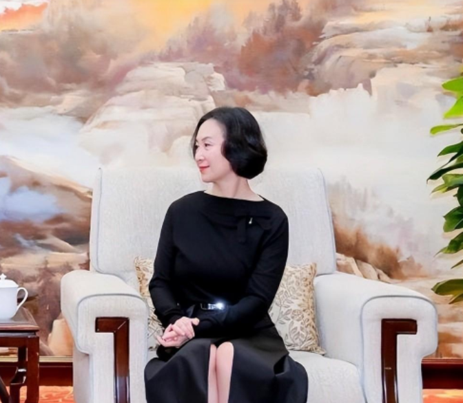 短裙 60多的妇人：为何要建议不要再穿短裙，从何超琼身上可以看出这一点