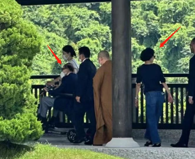 李嘉诚回老家排场大！警车开道列队欢迎，和美女老总亲密合影大笑