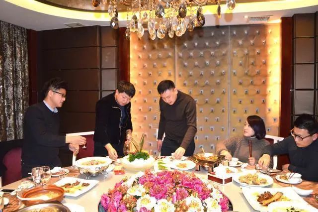 |饭局上,客人说“菜点多了”,一句话足以暴露你的低情商