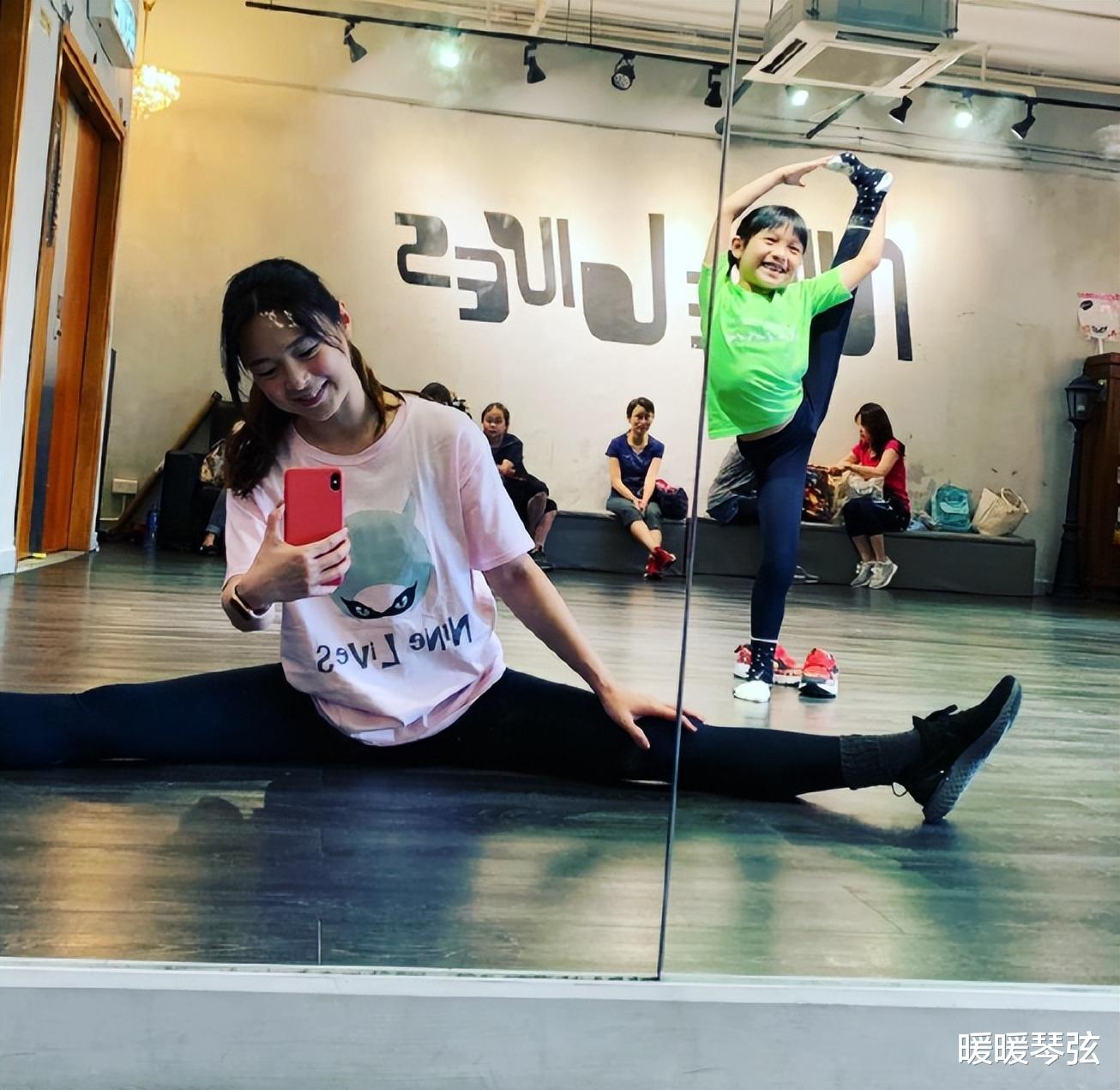 TVB男神生活朴实节俭，穿85元掉漆的卫衣，在超市大口试吃东西