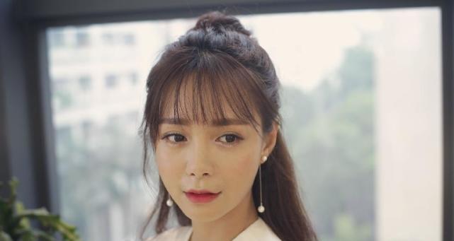 曝杜海涛深夜开便宜车带年轻女孩约会,网友表示:那是素颜的沈梦辰