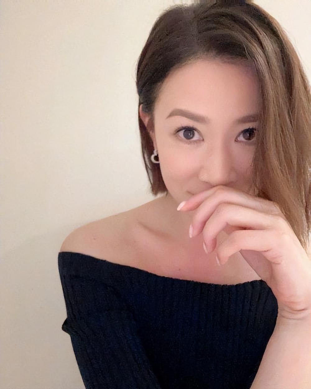 佘诗曼晒朋友婚礼合照 笑容灿烂气质优雅心情超好