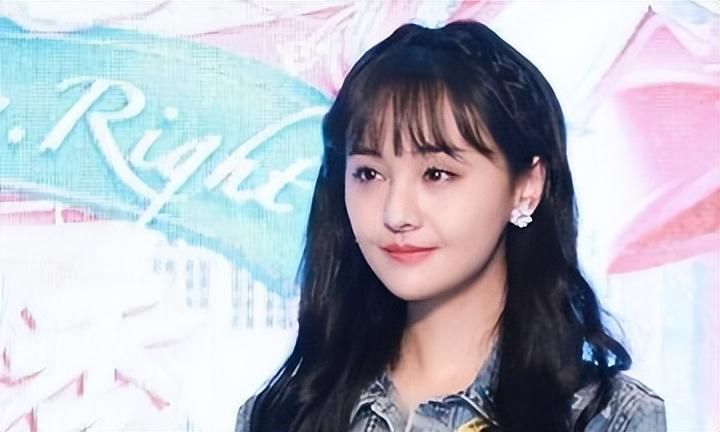 劣迹女星海外晒豪宅照片，她发文表示：无需在中国照样能过得精彩