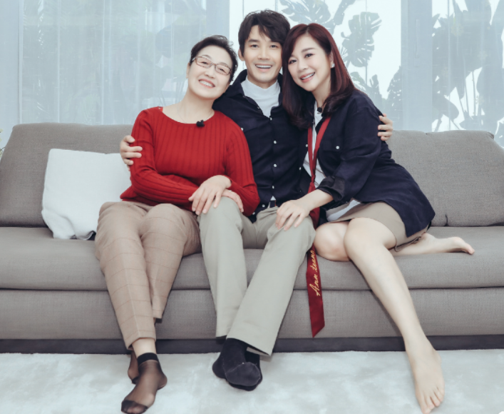 陈松伶|陈松伶近照曝光，狂瘦24斤双腿又细又长，无人再说与张铎像母子