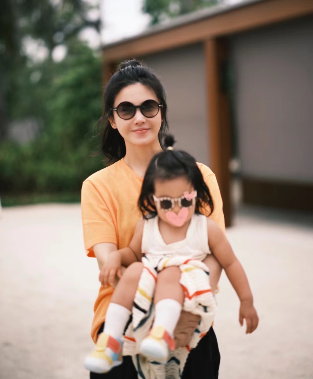 杨子姗罕晒全家福，带1岁女儿度假梳同款发型，坦言还想生二胎