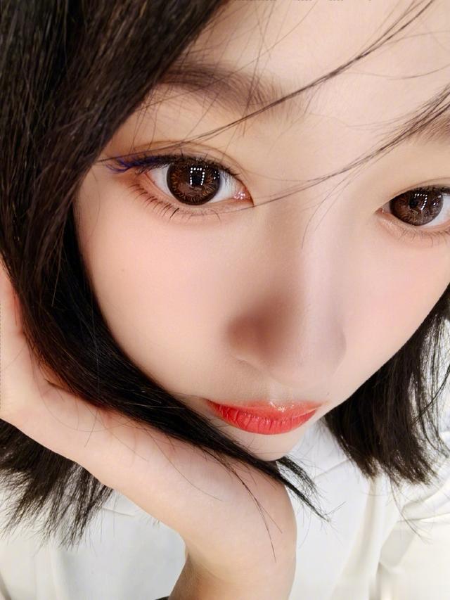 关晓彤最新造型 眼妆好美