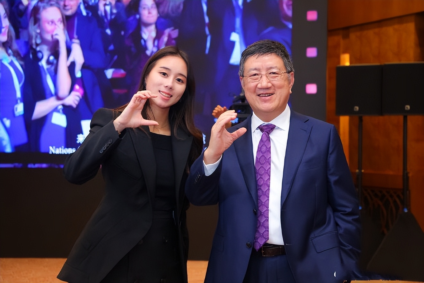 千金何超欣现身沙特，穿沙特服装超迷人，和当地美女同框也不输