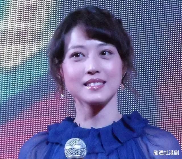 香港知名女星被曝耍大牌发脾气，被踢出节目，定居北京住万尺豪宅