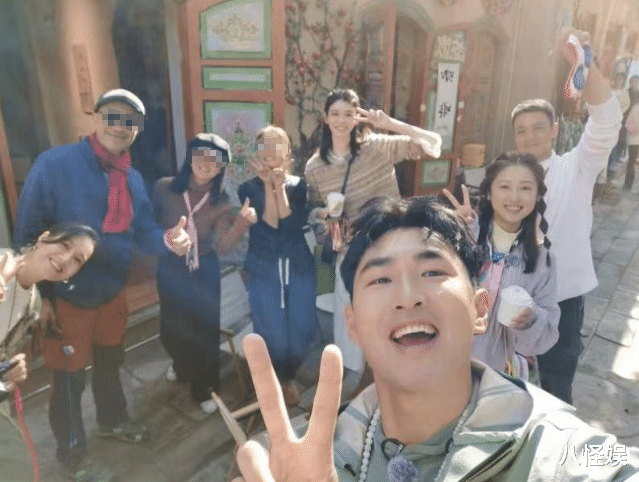 朱丹和周一围录综艺,皮肤黝黑不修边幅,站奚梦瑶旁被指像母女