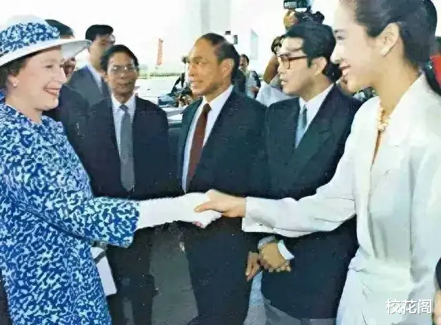 霍震霆被求合影睡眼惺忪也微笑,霍启刚弯腰配合,霍启山紧张握拳