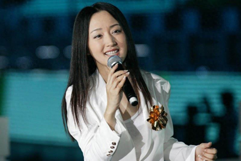 分手26年，赖文峰出狱后结婚娇妻相伴，杨钰莹的选择令人很心疼