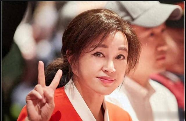 刘晓庆回家乡选墓地！穿羽绒服气质优雅，不再扮嫩终于肯面对衰老