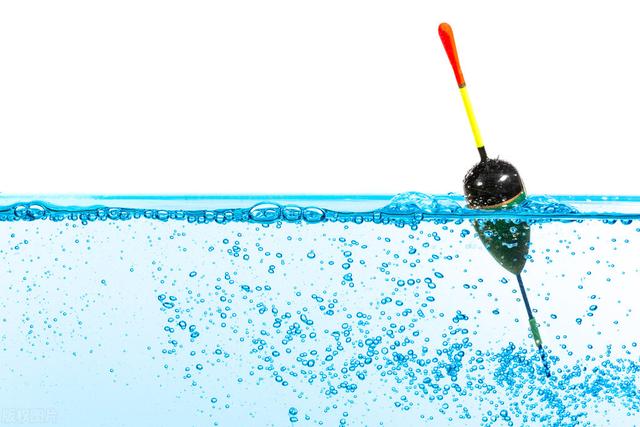 |野外垂钓走水总“阴漂”，可使用小跑铅钓法调整