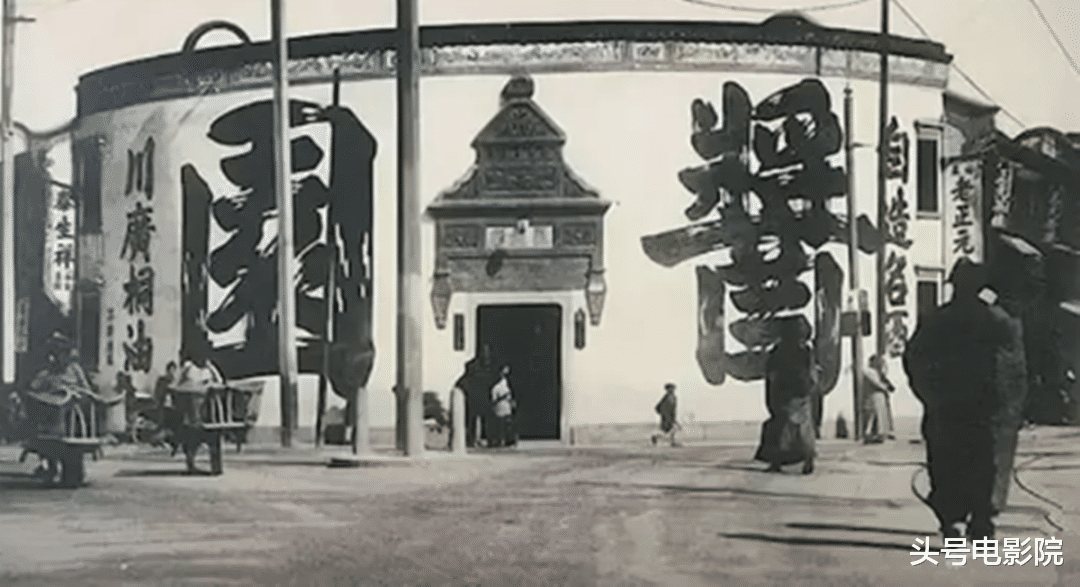 15秒!章子怡新片造型首曝光:杀夫案女主角,拎滴血皮箱,满身血