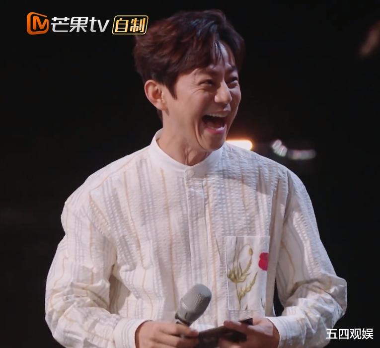 被韩红叫了一声“深哥”，周深社恐发作，躲进何炅的怀里瑟瑟发抖