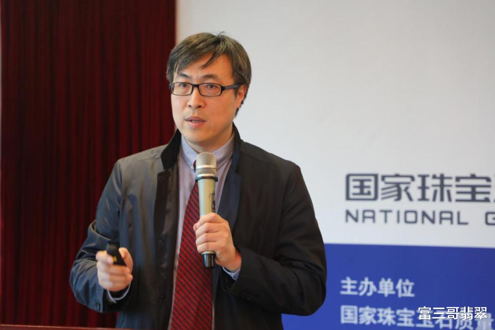 文玩|大妈五一游买翡翠被坑10万？三哥教你如何“避坑”