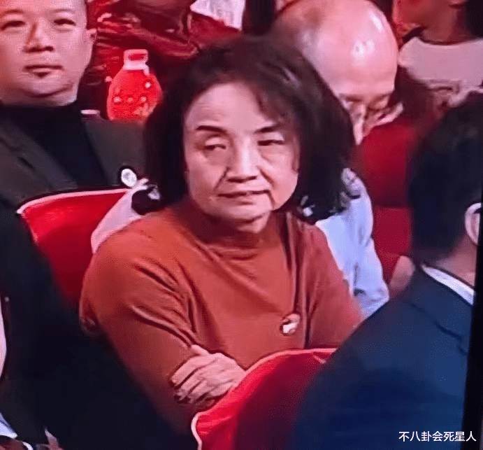 春晚|春晚舞台5个背后的细节:原唱坐台下、主持人抢点、观众的表情