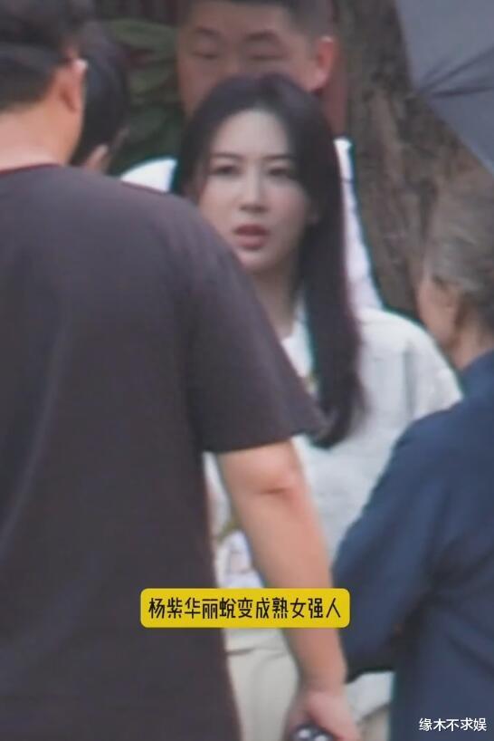 30岁杨紫《承欢记》路透，举止穿搭女强人范，眼部大片淤青引争议