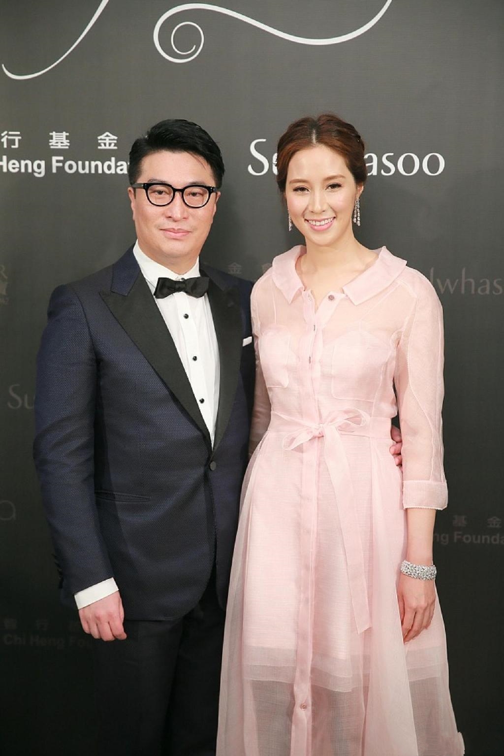 “千亿儿媳”徐子淇罕见和老公李家诚同框,穿西服搭配长裙超优雅