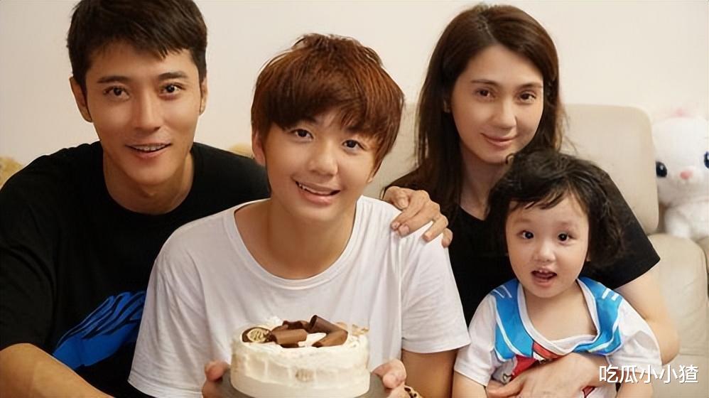 洪欣|洪欣离婚风波后首现身，手中无婚戒，带儿子参加聚会