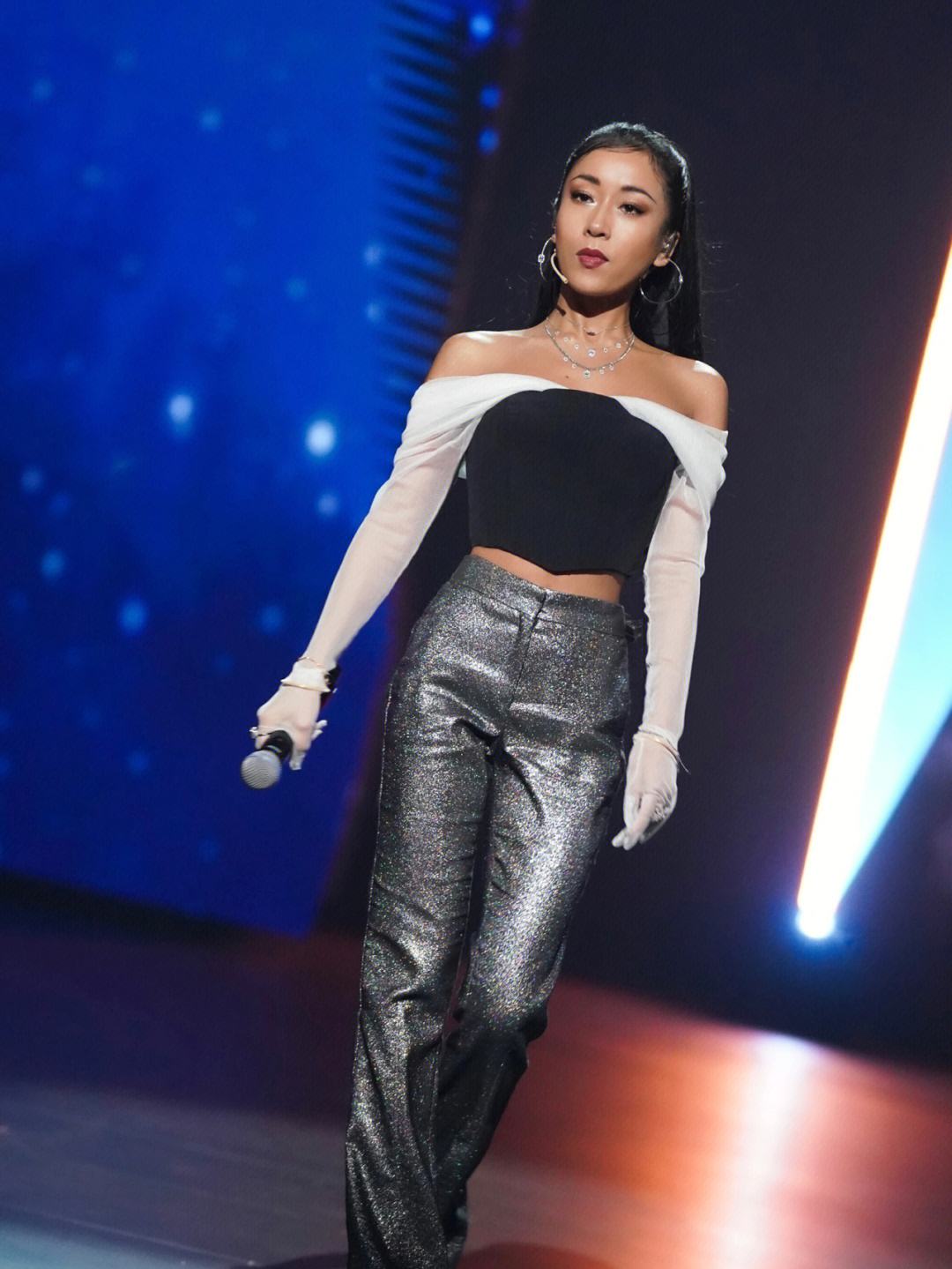 35岁吉克隽逸疑毁容！舞台上被粉丝刮伤脸，离开时表情痛苦显匆忙