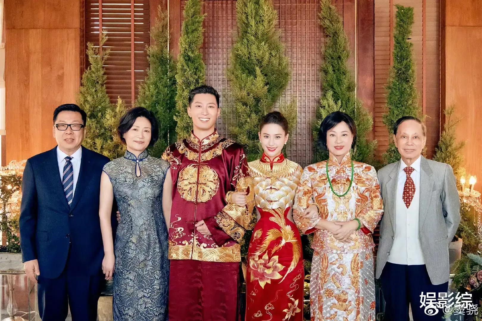 邓紫棋|邓紫棋晒出与何超莲18岁时合影,两人都是包子脸,土里土气