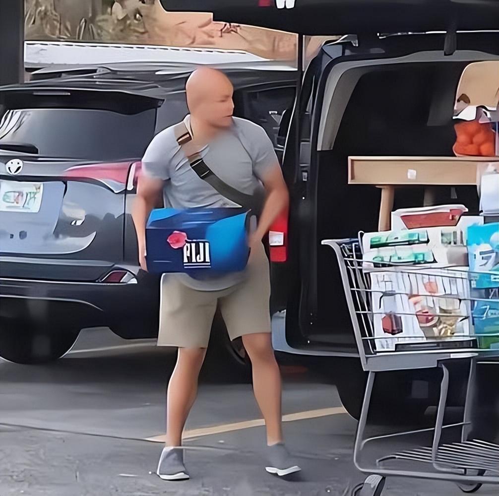 曝主持人乐嘉现状，在美国住别墅开豪车，网友：忽悠美国人去吧