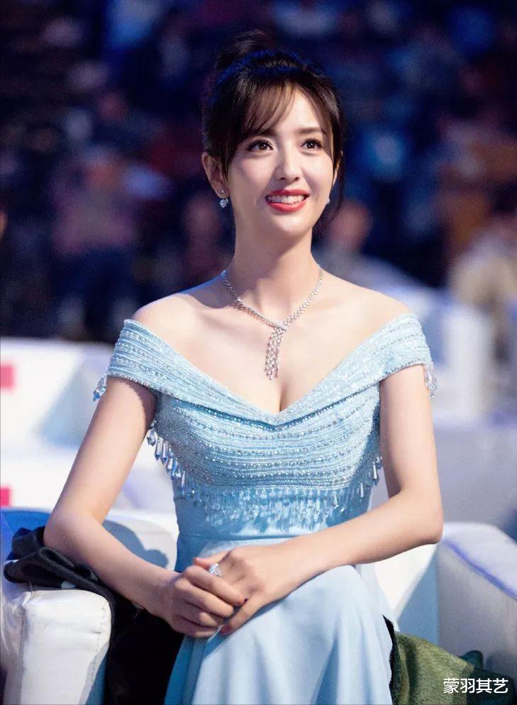 “捂胸天使”迪丽热巴,和“袒胸女神”佟丽娅