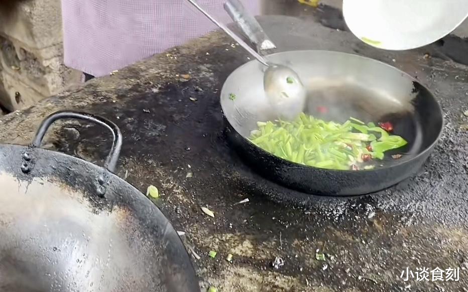 素菜|山东“炒菜哥”火了,素菜2元荤菜5元炒了18年,网友:成本多少?