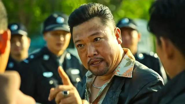 贾冰|贾冰吃路边摊引起路人围观，一副黑老大的架势，满脸笑容打招呼