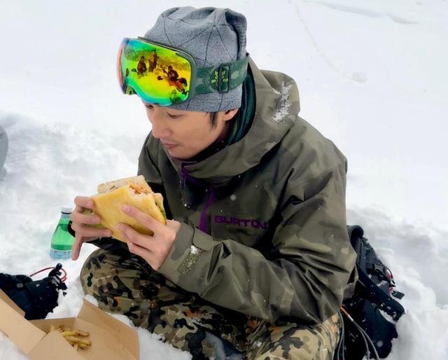 张柏芝|网友香港偶遇张柏芝,42岁近状保持超好,穿搭酷帅又飒又美