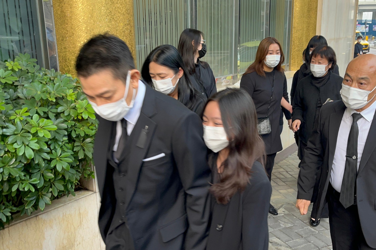 刘德华父亲葬礼，刘德华一家三口现身灵堂，紧牵妻子和女儿的手