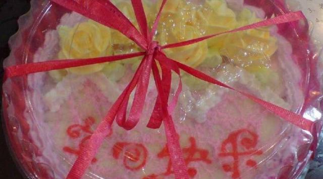 奶油蛋糕|因奶油蛋糕引发的争端，宝妈在班里大闹，比起批判更多的是同情