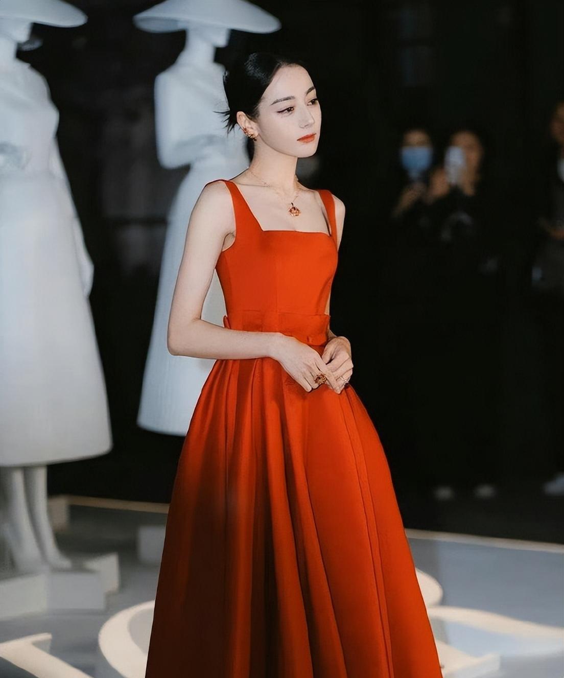 迪丽热巴|网红与迪丽热巴合影p图翻车，生图浮肿脖子短粗